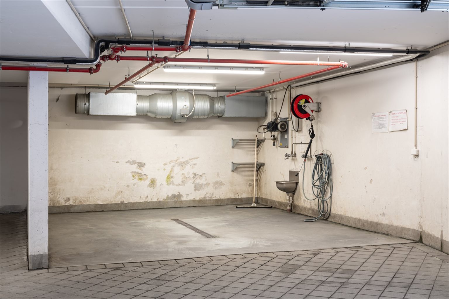I parkeringskjelleren er det også en sykkelparkering samt opplegg for sykkelvask. Du får også tilgang til el-sykkler som kan leies. 
