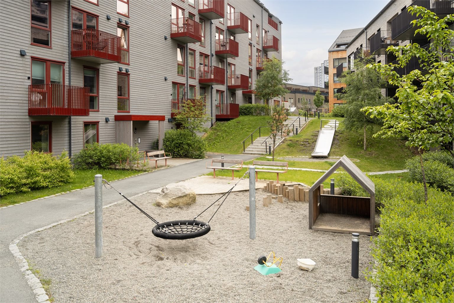 Den attraktive beliggenheten på Leangenbukta byr på umiddelbar nærhet til alt av servicefasiliteter som blant annet treningssenter, shoppingsenter, dagligvarer og turmuligheter på Ladestien.