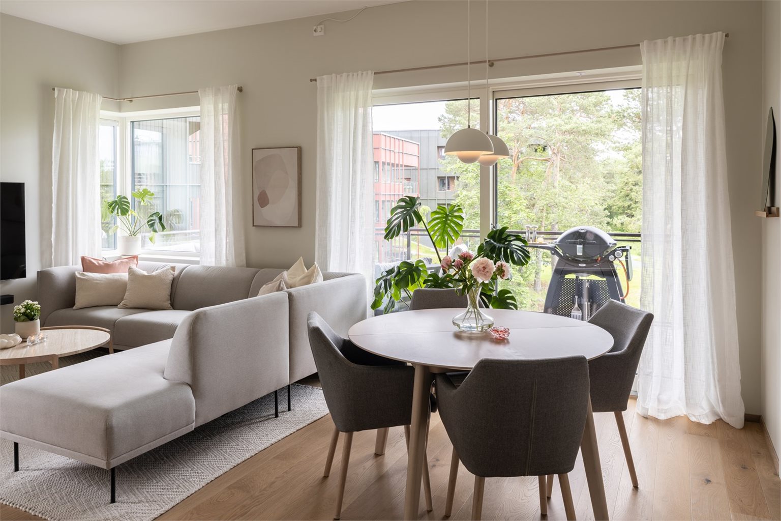 Den attraktive hjørnebeliggenheten, kombinert med rause vindusflater, gir rikelig med naturlig lysinnslipp.