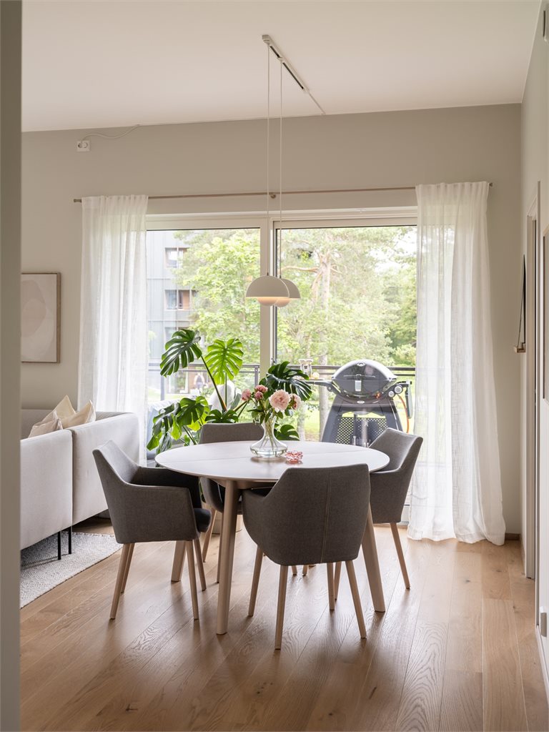 Etter dagens løsning får spiseseksjonen sin naturlige plassering mellom stuen og kjøkkenet.