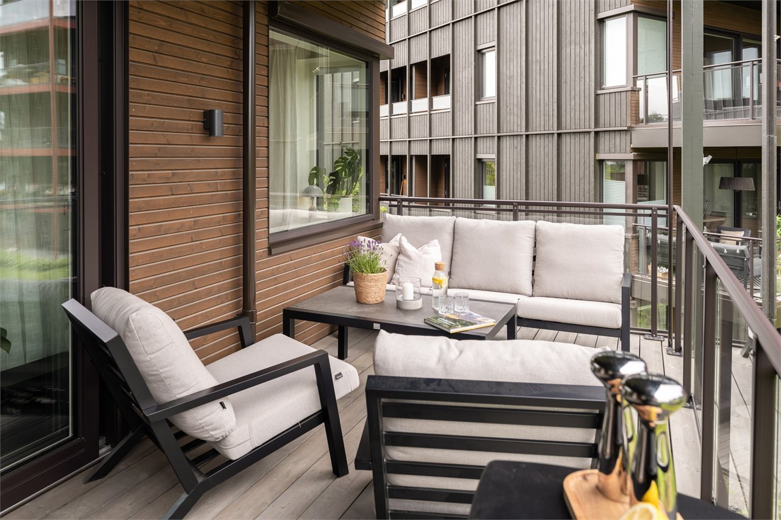 Balkongen strekker seg over hele 16m², noe som gir god plass til ønsket møblering. 