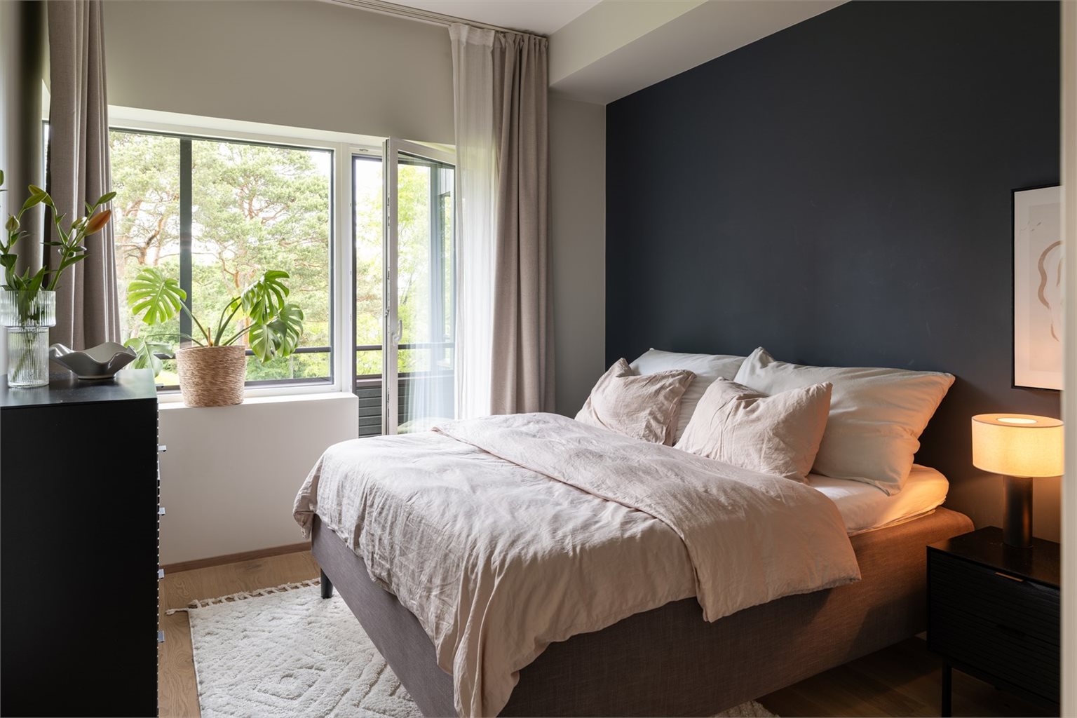 Hovedsoverommet måler hele 13m², og har egen utgang til balkongen.