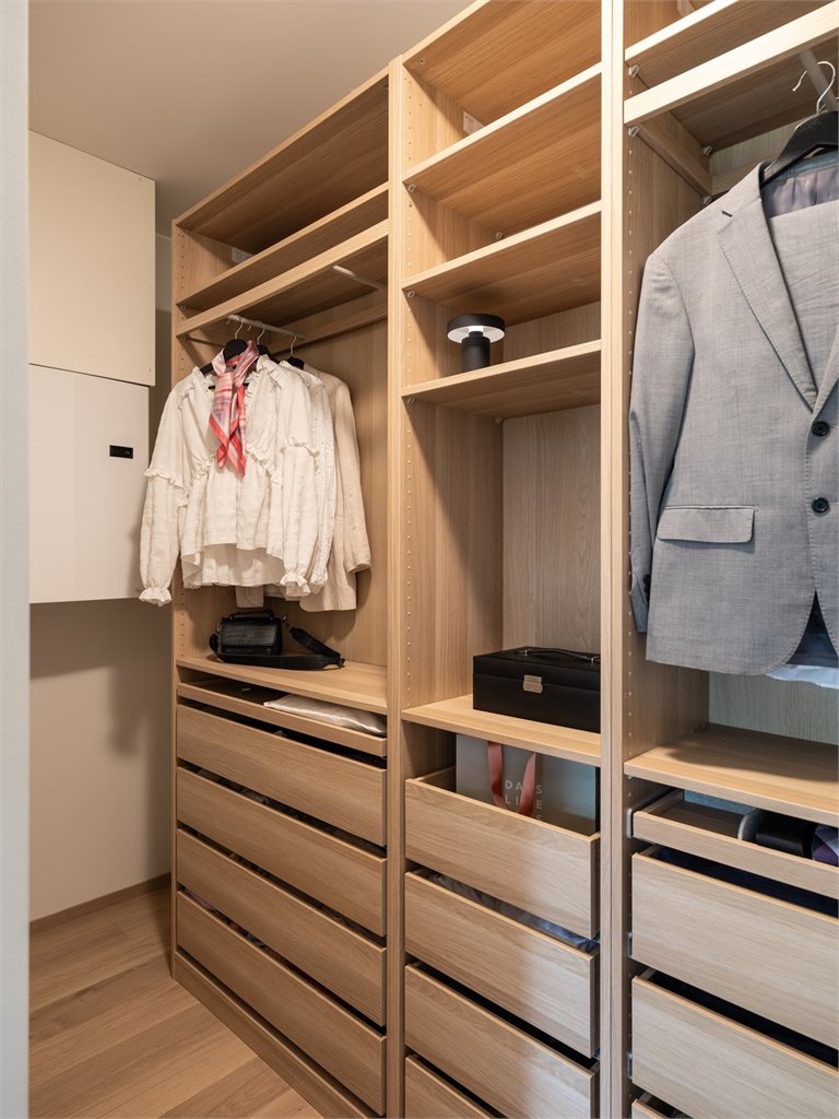 Fra soverommet er det tilgang til egen bod på 4,5m², perfekt som walk-in.