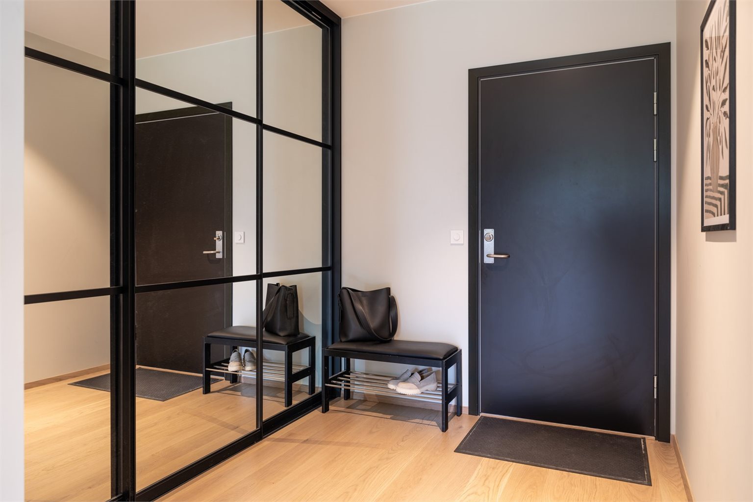 Innbydende og romslig entré på 9m² med innebygd skyvedørsgarderobe - perfekt for ekstra lagringsplass.