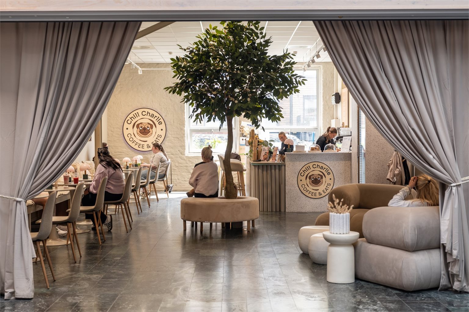 Chill Charlie finner du på Ladetorget sammen med blant annet Rema 1000 med post i butikk, restaurant, apotek, bakeri, Kompis og blomsterhandel.