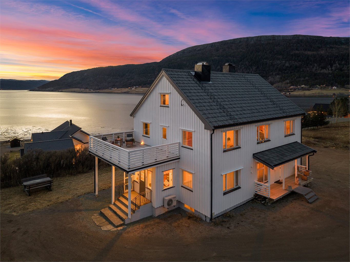 Fra boligen nyter du flott panorama utsikt over Trondheimsfjorden.