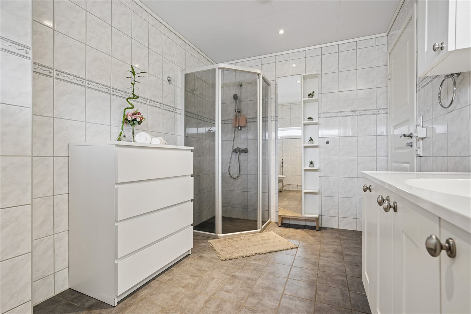Badet  i 2. etasje er flislagt og har varmekabler i gulv