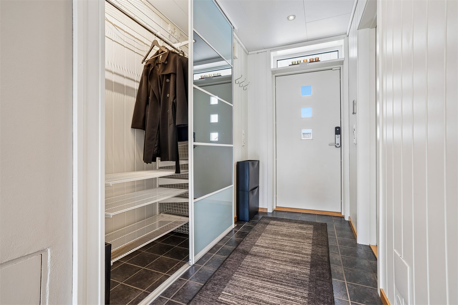 I gangen er skyvedørsgarderobe med god plass til klær og sko