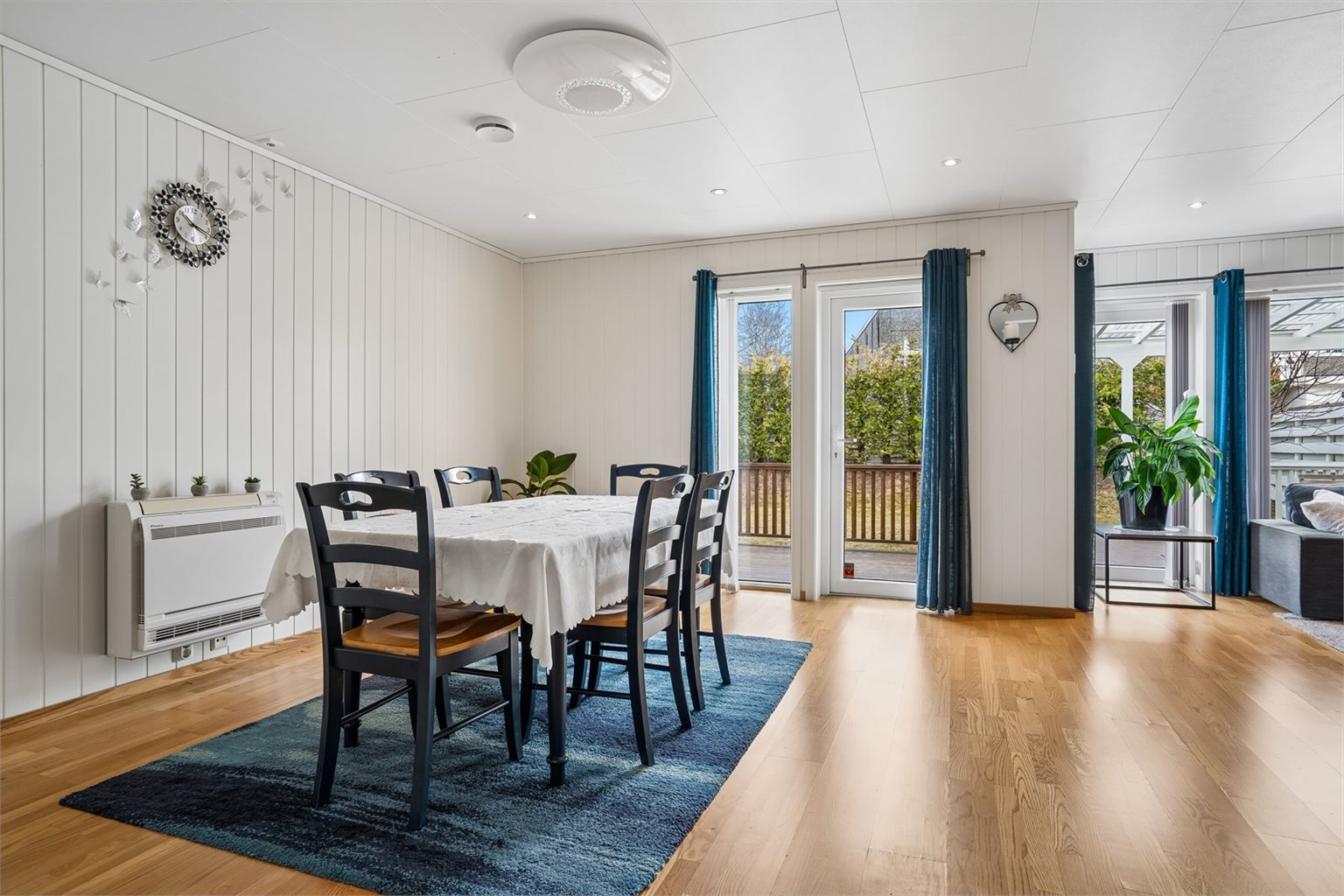 Fra stuen er det utgang til boligens terrasse og hage