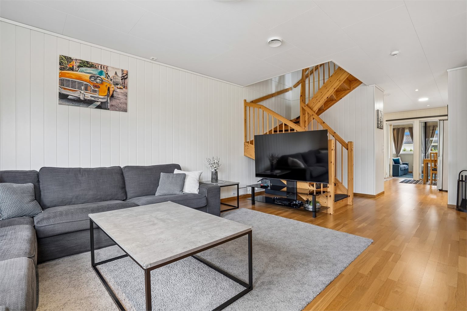 Stuen har god plass til ønsket sofagruppe 