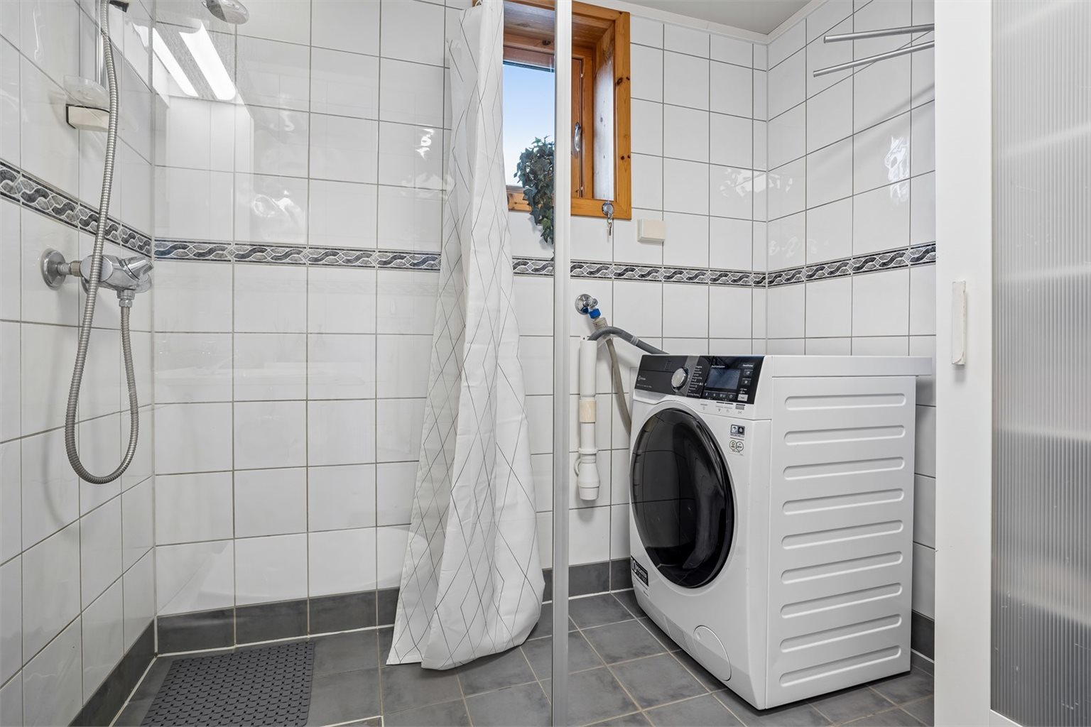 Badet er utstyrt med bla. gulvvarme og opplegg for vaskemaskin