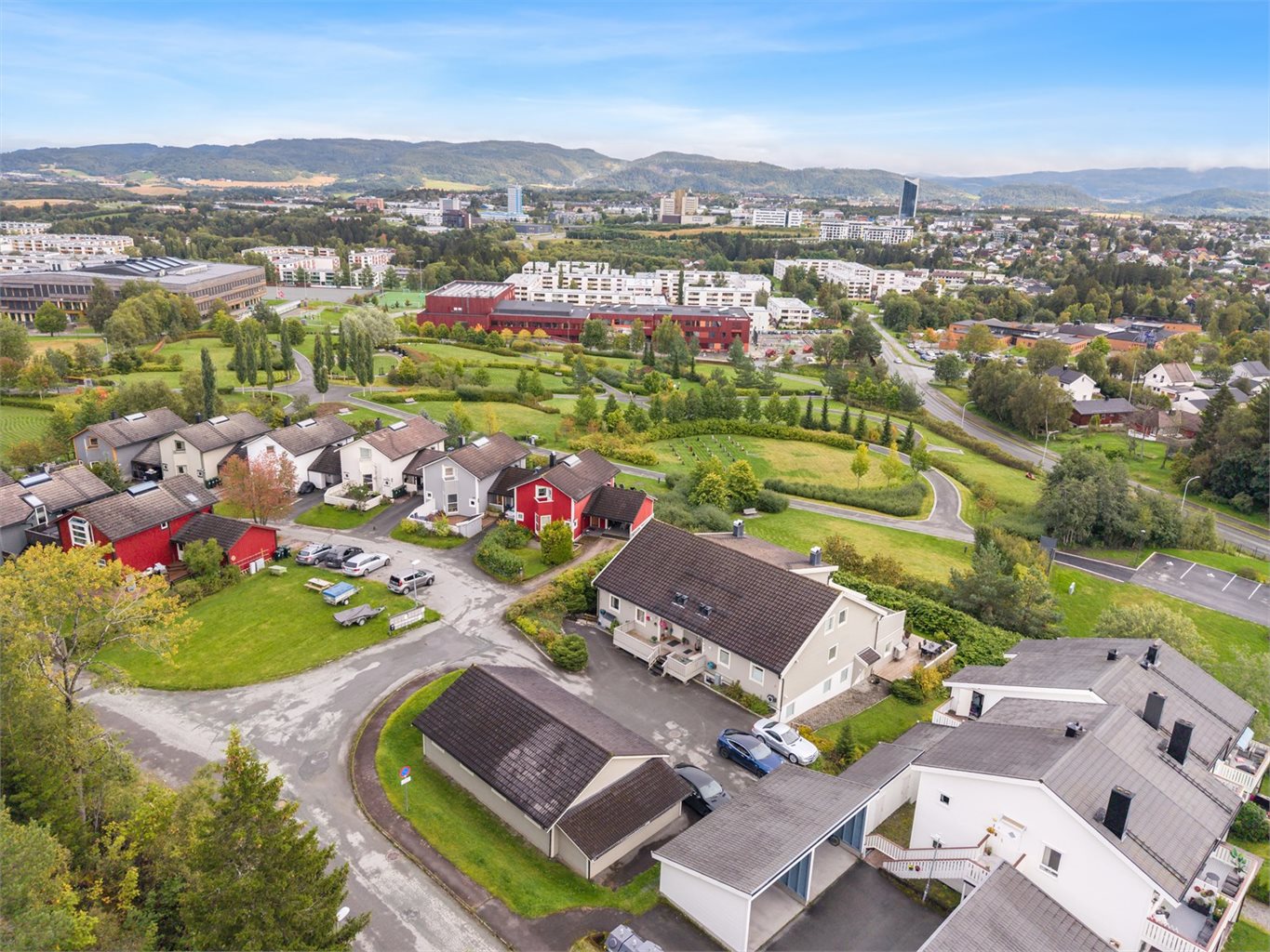 Eiendommen ligger i et attraktivt og veletablert boligområde. Området er kjent for rolige omgivelser, gode solforhold og et trygt bomiljø.