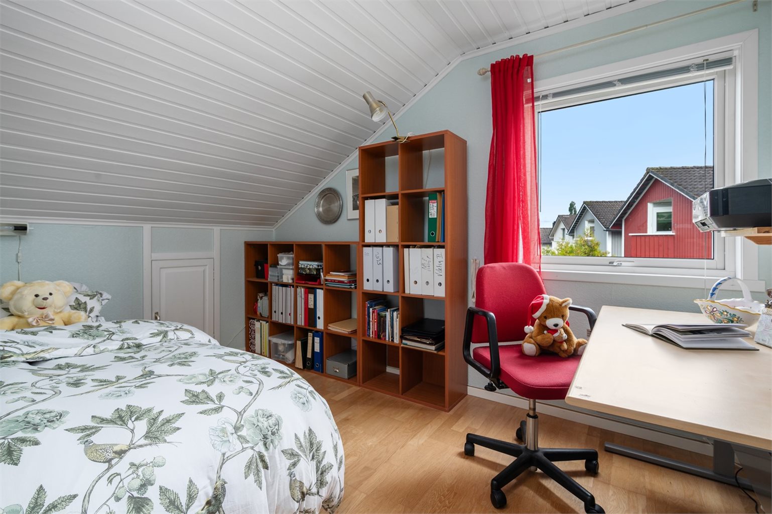 Soverommene måler henholdsvis 15,5 m², 10 m² og 7,5 m², og byr på gode møbleringsmuligheter og en komfortabel romfølelse.