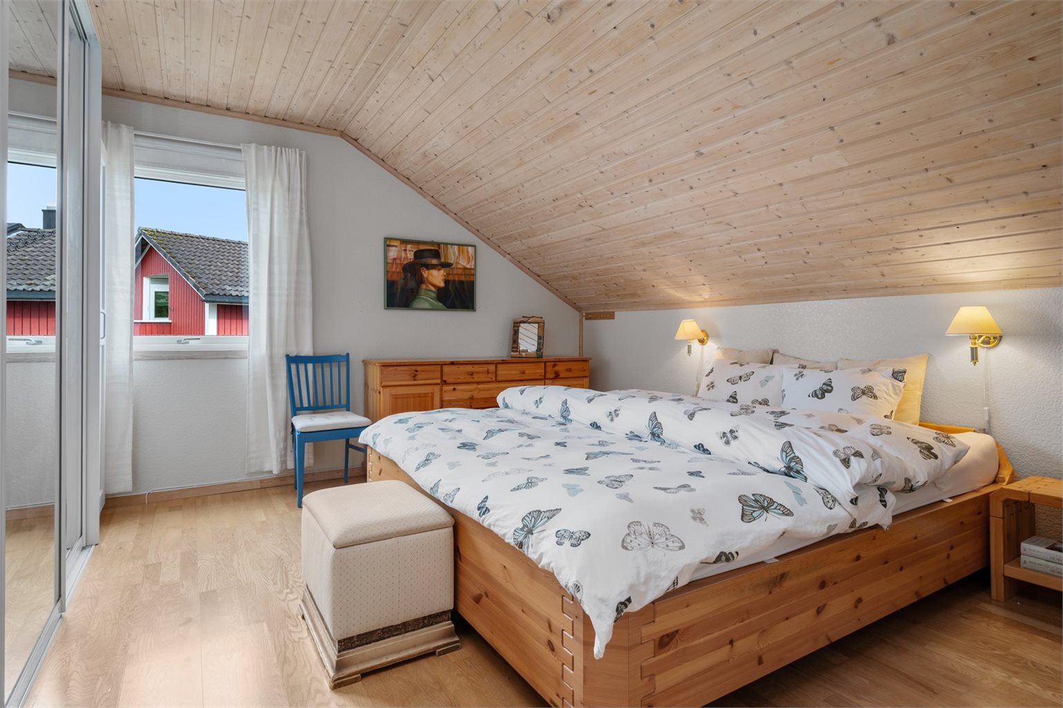 Boligen har tre gode soverom, hvorav to er plassert på loftet og ett i 1. etasje.