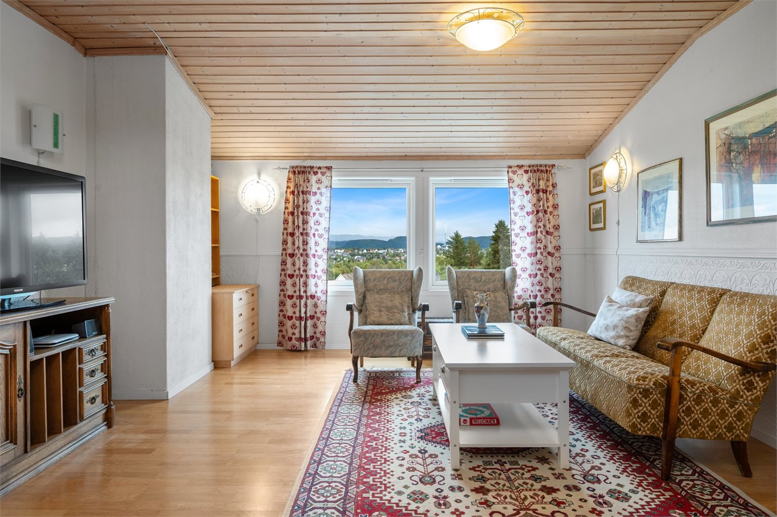 Loftstuen er på hele 30,5 m² og fremstår som et romslig og fleksibelt oppholdsrom med mange bruksmuligheter.