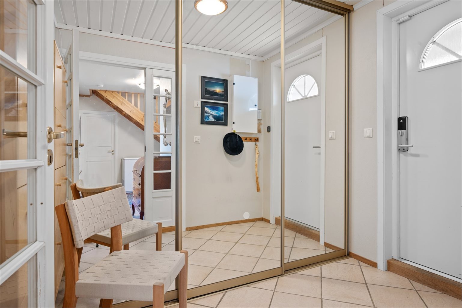Entréen er romslig og innbydende, med god plass til garderobe og oppbevaring. Dette gir en praktisk hverdag med god plass til yttertøy, sko og øvrig utstyr.