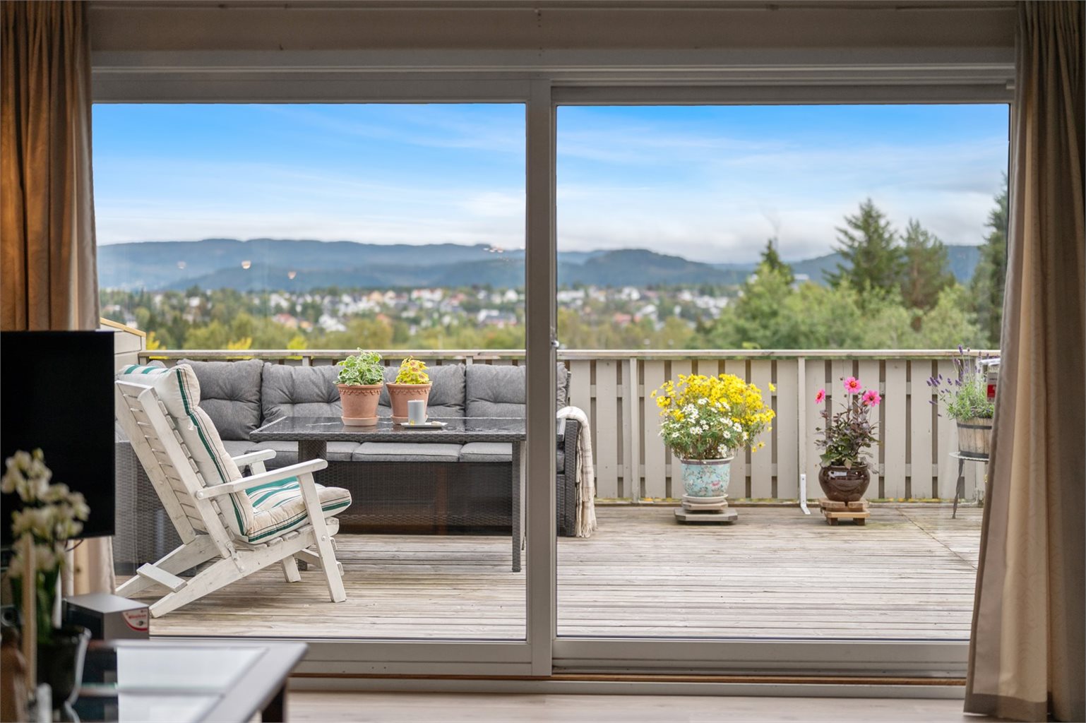 Fra stuen er det direkte utgang til den solrike takterrassen på ca. 38,5 m², som byr på rikelig med plass til møblering og hyggelige stunder utendørs.