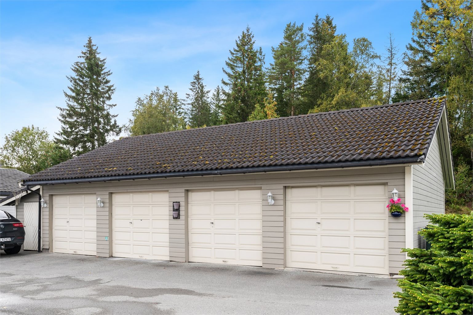 Til boligen følger to parkeringsplasser, hvorav én i garasje. Dette gir en komfortabel parkeringsløsning med plass til både egen bil og besøkende.