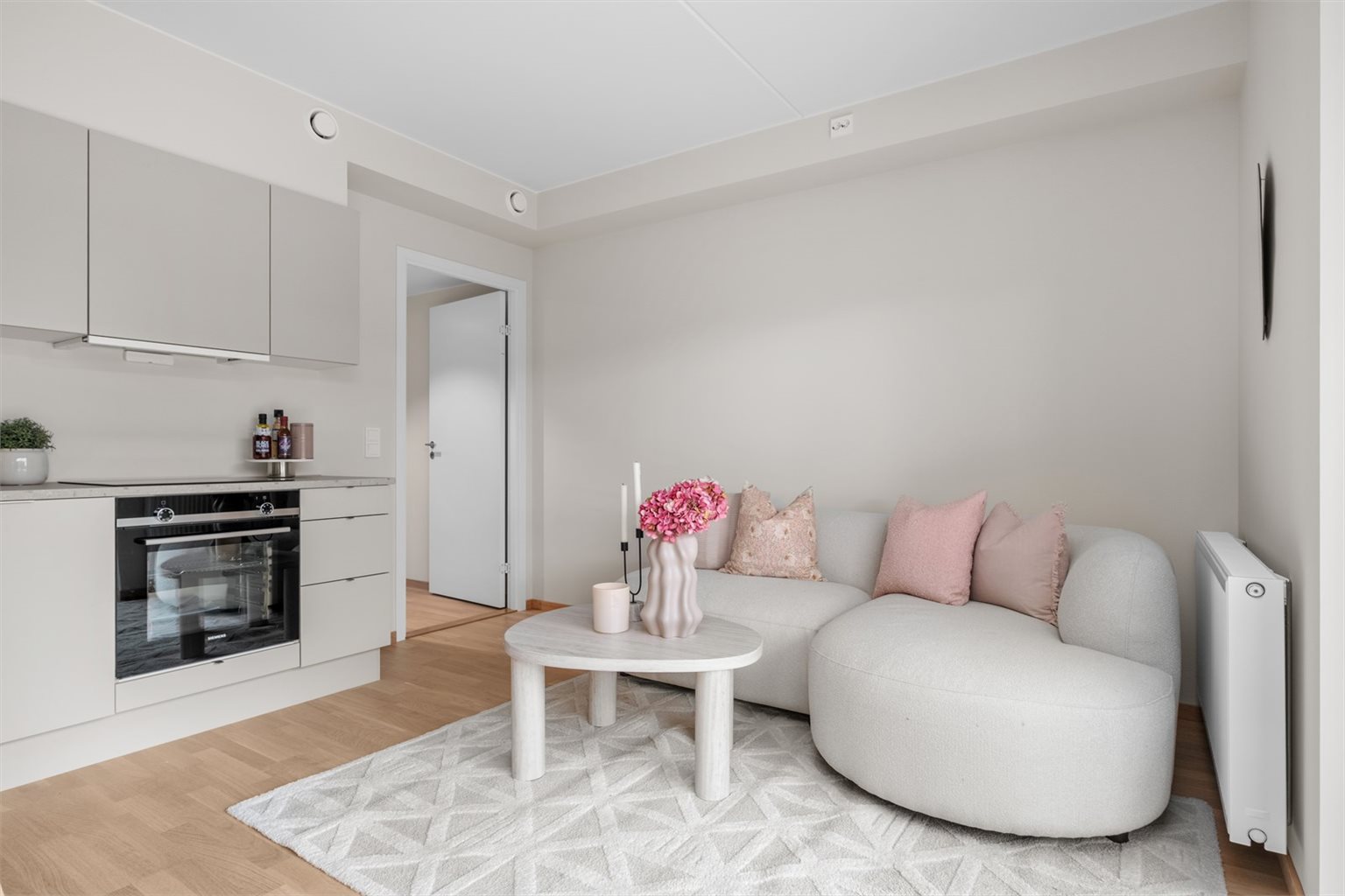 Stuen og kjøkkenet er i åpen løsning på 15m². Bildene som vises er fra en tilsvarende leilighet i 1. etasje (D101). Avvik kan forekomme