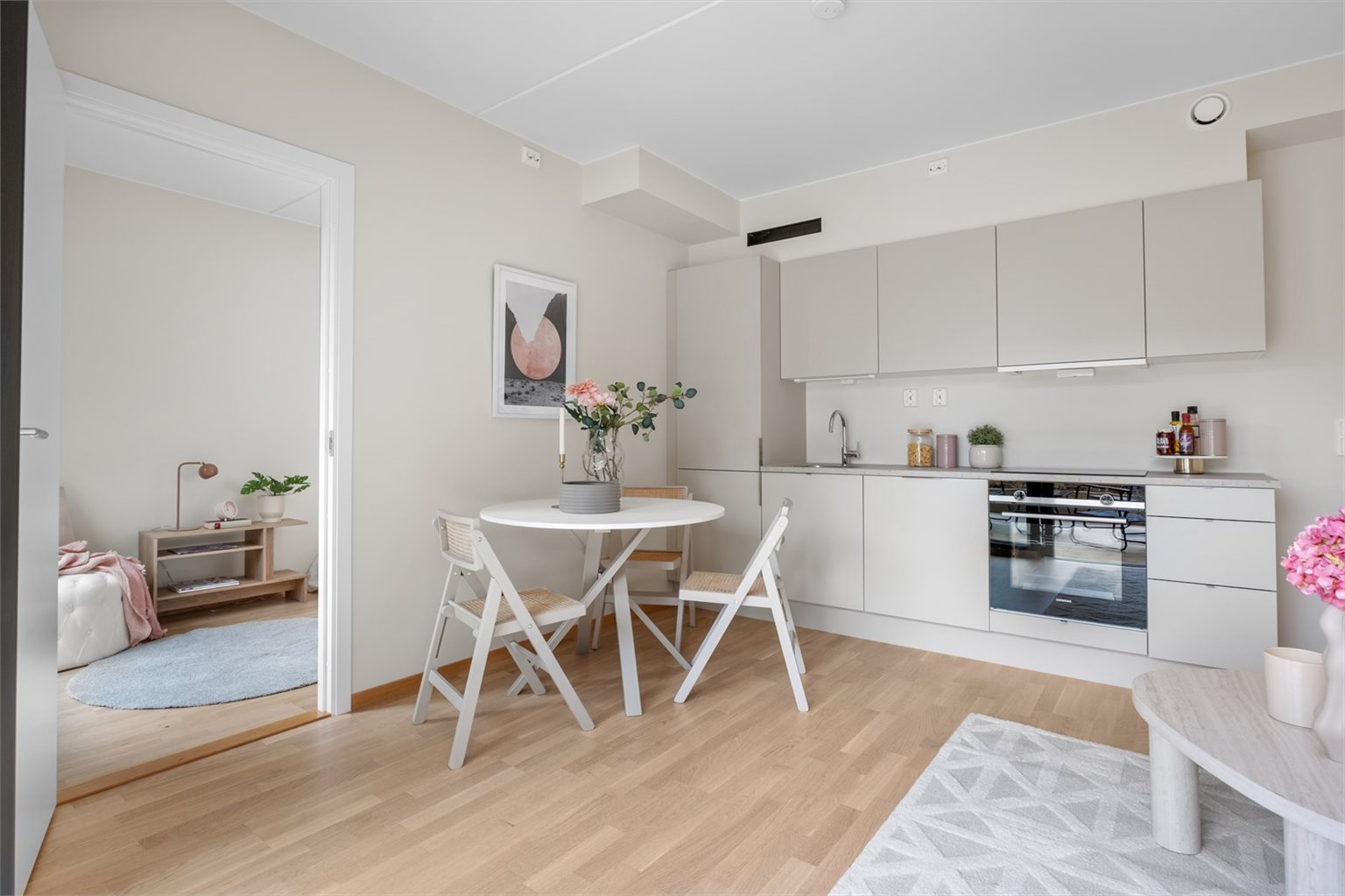 Her får du parkett på gulv, fjernvarme, balansert ventilasjon og ikke minst 5 års nybygg garanti! Bildene som vises er fra en tilsvarende leilighet i 1. etasje (D101). Leilighetene har samme standard og materialvalg, men mindre avvik kan forekomme