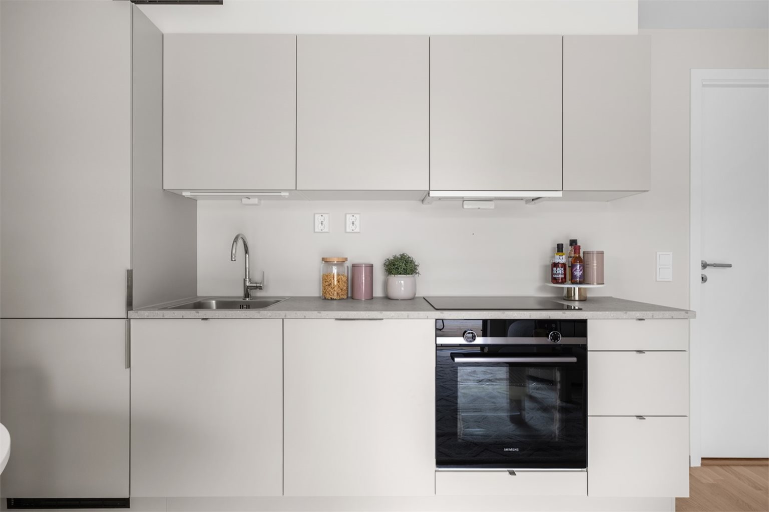 Kjøkkenet er levert av HTH og har Siemens integrerte hvitevarer. Front i Glatt Beige som harmonerer godt med fargevalget på veggene (Jotun Sans). Bildene som vises er fra en tilsvarende leilighet i 1. etasje (D101). Avvik kan forekomme
