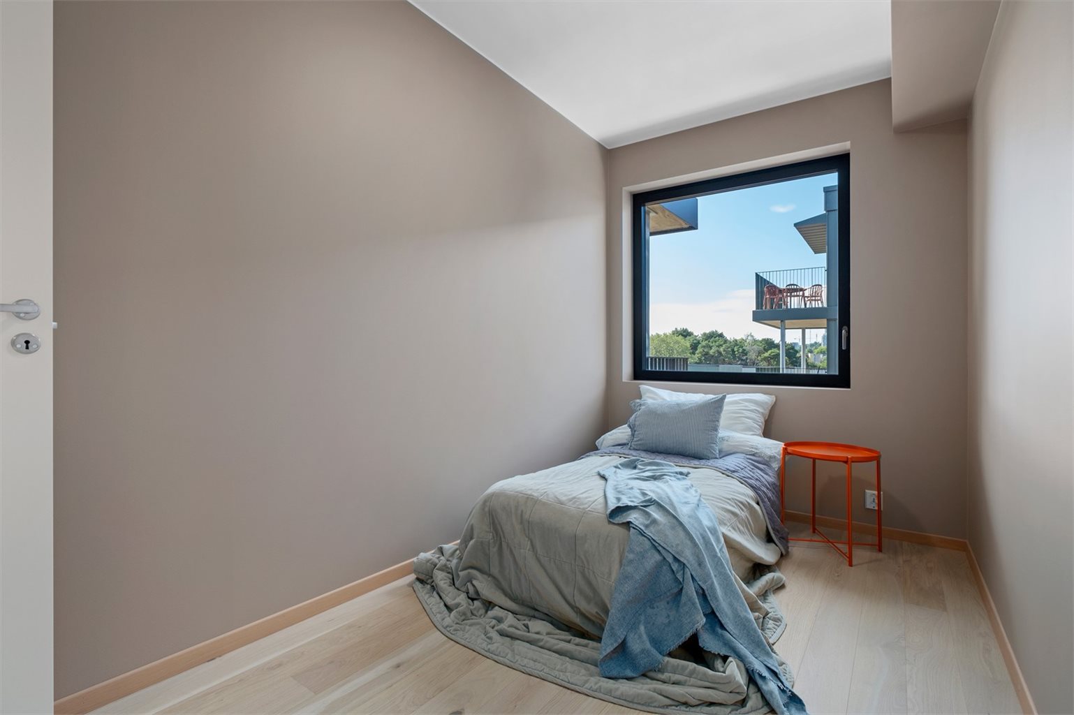 Soverommene i leiligheten er på henholdsvis 8,4m² og 8,3m².