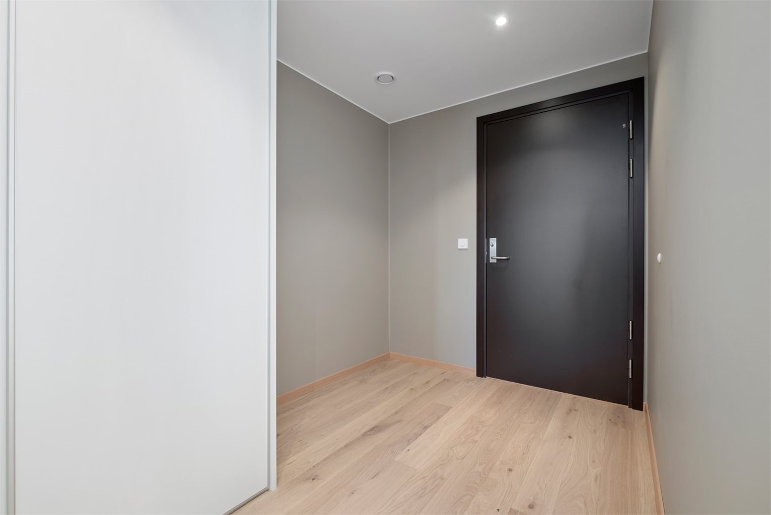 Entreen er av god størrelse på 6,7m² i tillegg til en gang på 3m². Leiligheten har gjennomgående godt med belysning fra spotlights i taket samt naturlig lysinnslipp fra de generøse vindusflatene. 