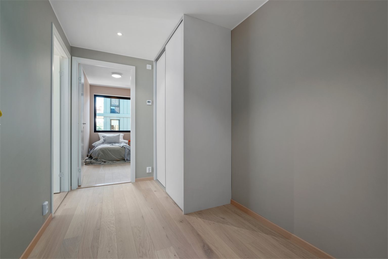 Entrèen er innredet med praktisk skyvedørsgarderobe som medfølger handelen.