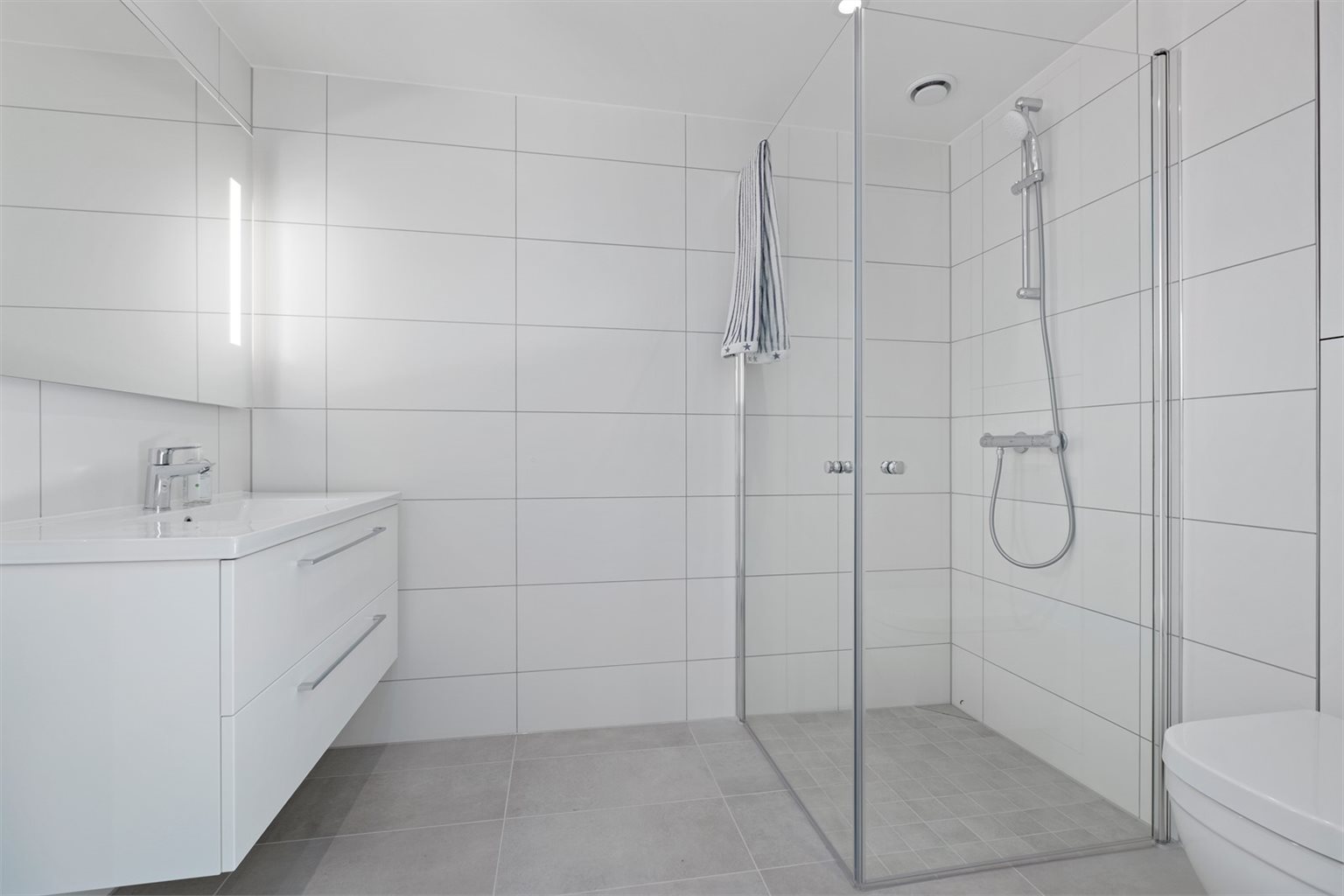 Leiligheten har et lekkert flislagt bad på 4.6m², hvor du får behagelig gulvvarme.