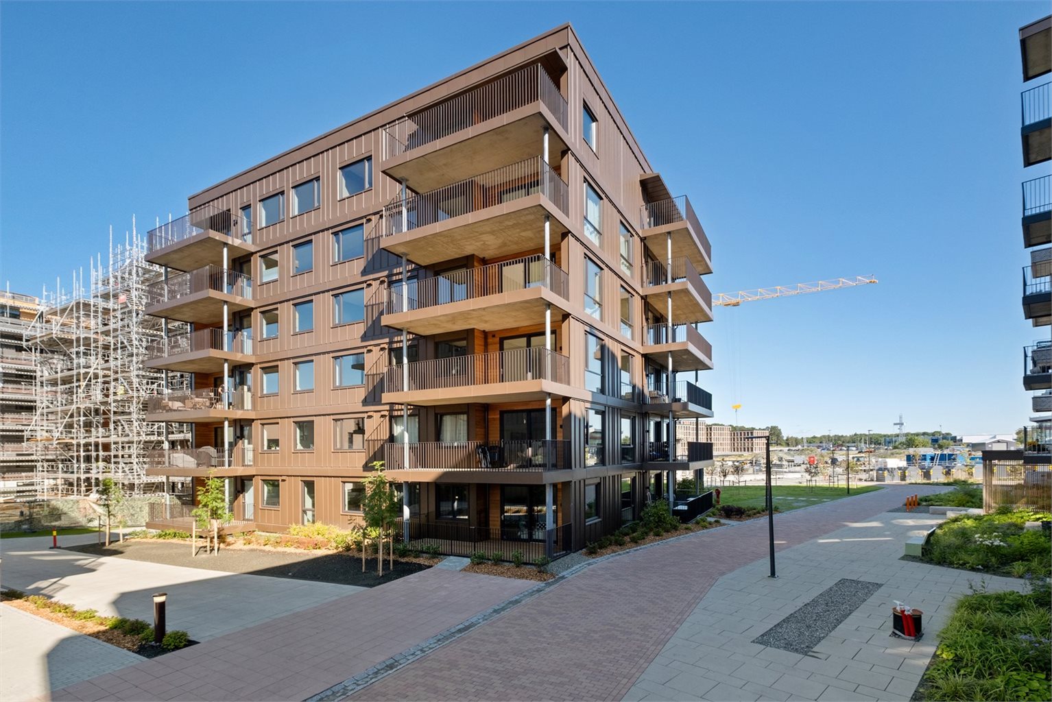 Leangen Løkka er et nyetablert boligområdet og byr på flotte og nyoppførte fellesområder for både store og små. I tillegg vil du få gangavstand til dagligvarebutikker, treningssenter, kollektivtransport, aktivitetsområder og barnehage. 