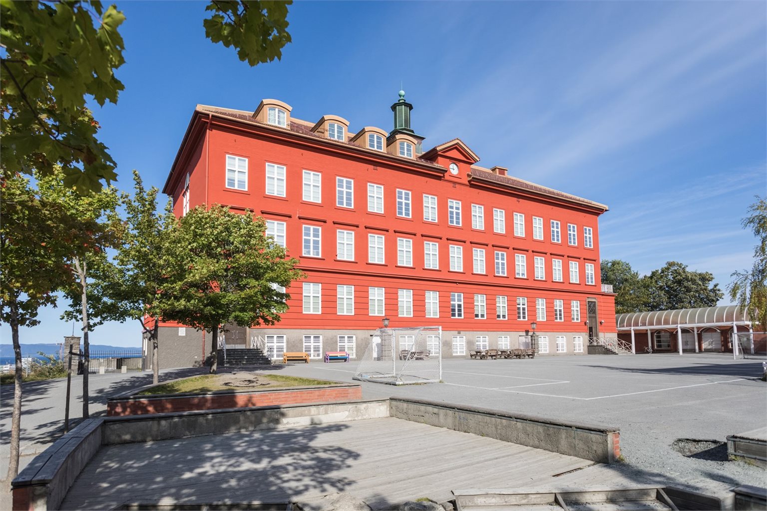 For barnefamilier er Bispehaugen skole (1.-7. trinn) nærmeste barneskole.