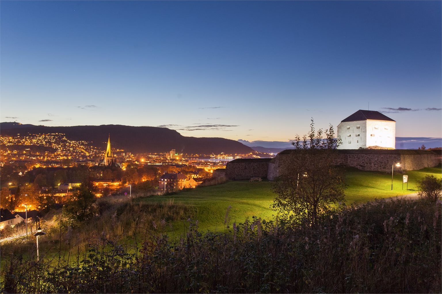 Ønsker du en flott utsikt over Trondheim, kan du ta turen opp til Kristiansten festning. Herfra får du panoramautsikt over byen, fjorden og de omkringliggende områdene.