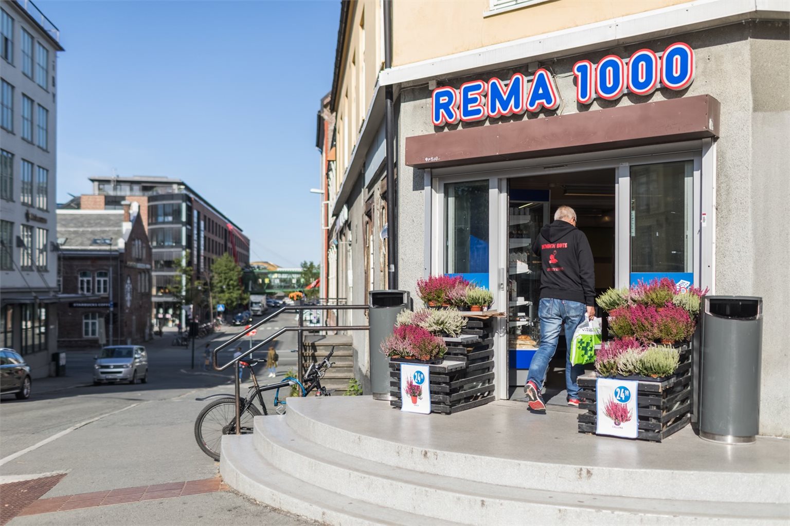 En kort spasertur fra boligen finner du også Rema 1000.