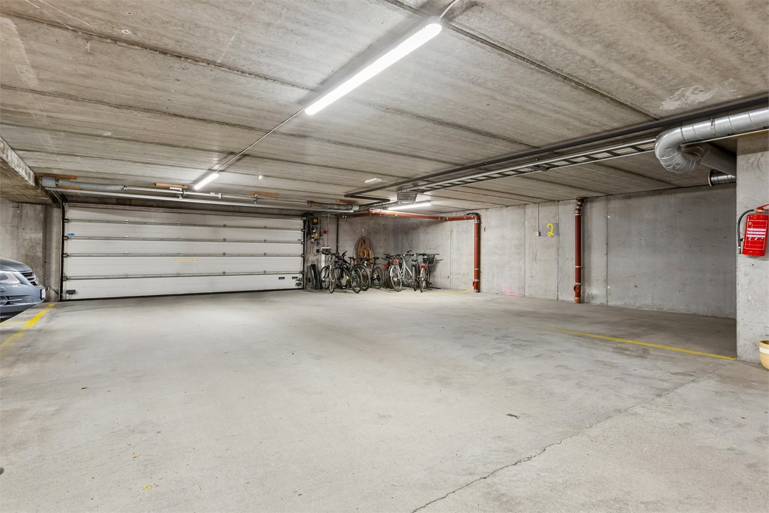 Leiligheten disponerer en stor plass i parkeringskjeller, og det er mulighet for å installere elbillader på parkeringsplassen.