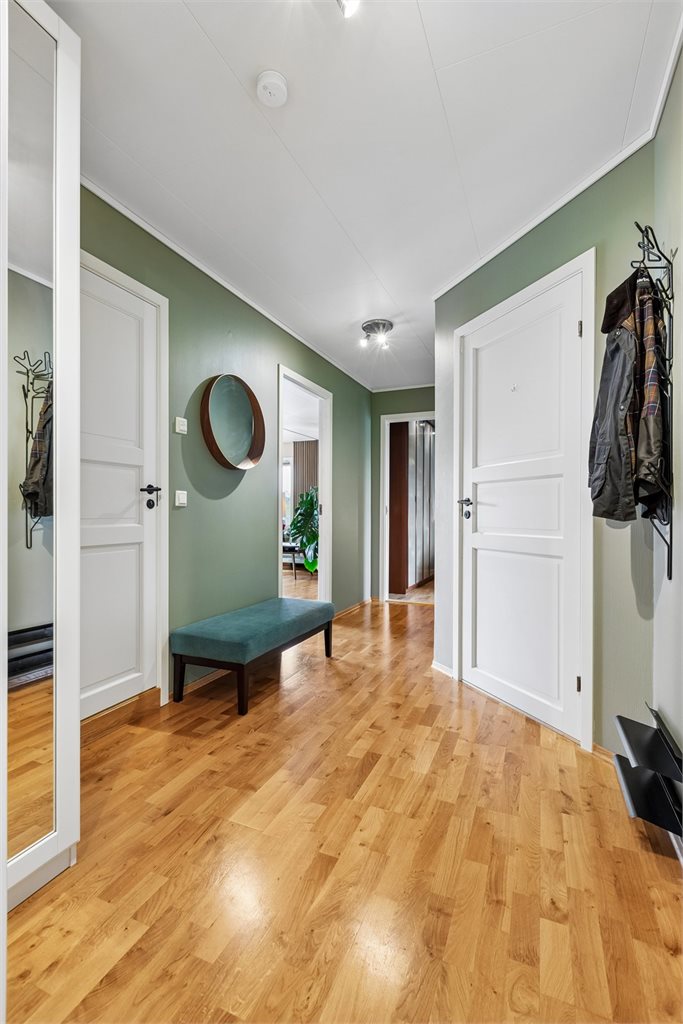 Den romslige entréen på 8,8 m² gir et svært godt førsteinntrykk av boligen. Her er det gode oppbevaringsmuligheter for yttertøy, sko og diverse.