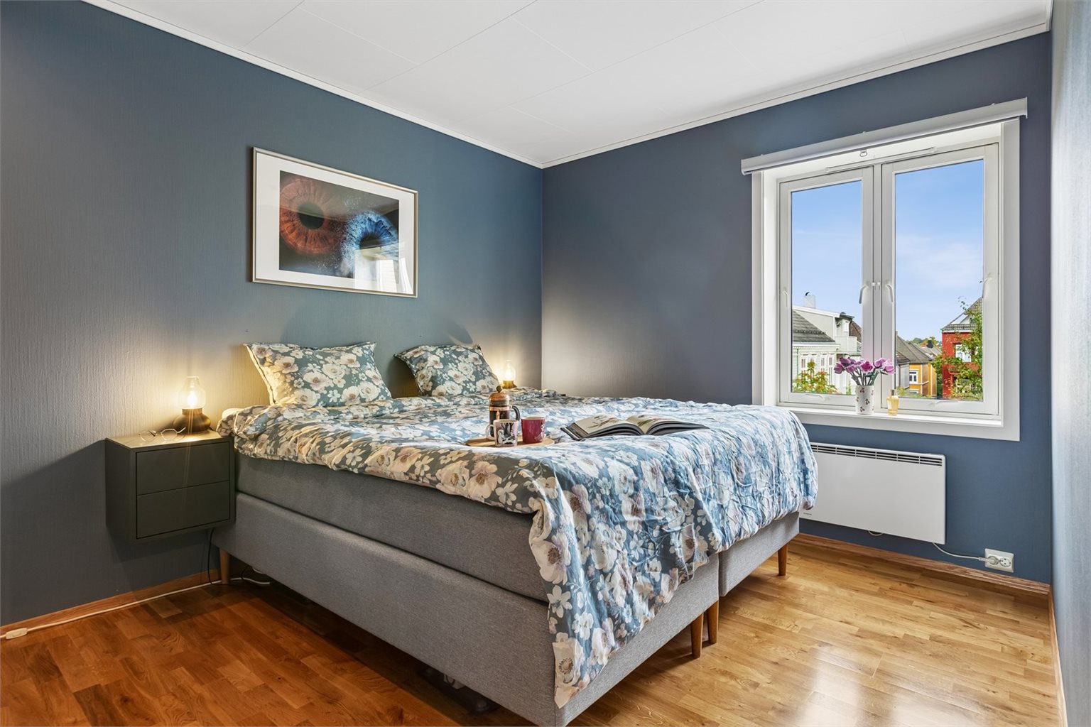 Det er totalt 2 soverom i leiligheten. Hovedsoverommet på ca. 11,5 m² har god plass til både dobbeltseng, nattbord og garderobeløsning.