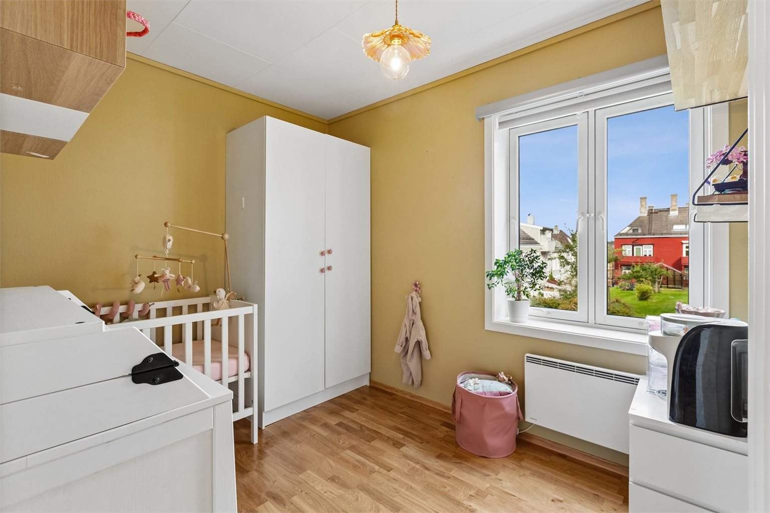 Soverom 2 er på 6,5 m² og har gode møbleringsmuligheter, med plass til både seng, skrivepult og garderobeløsning. 