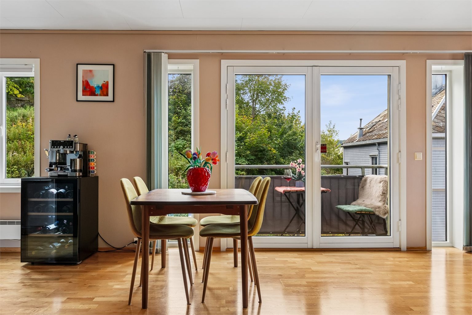 Rommet byr på en romslig spiseplass med god plass til stort spisebord, perfekt for både hverdagsbruk og hyggelig samvær med familie og venner.