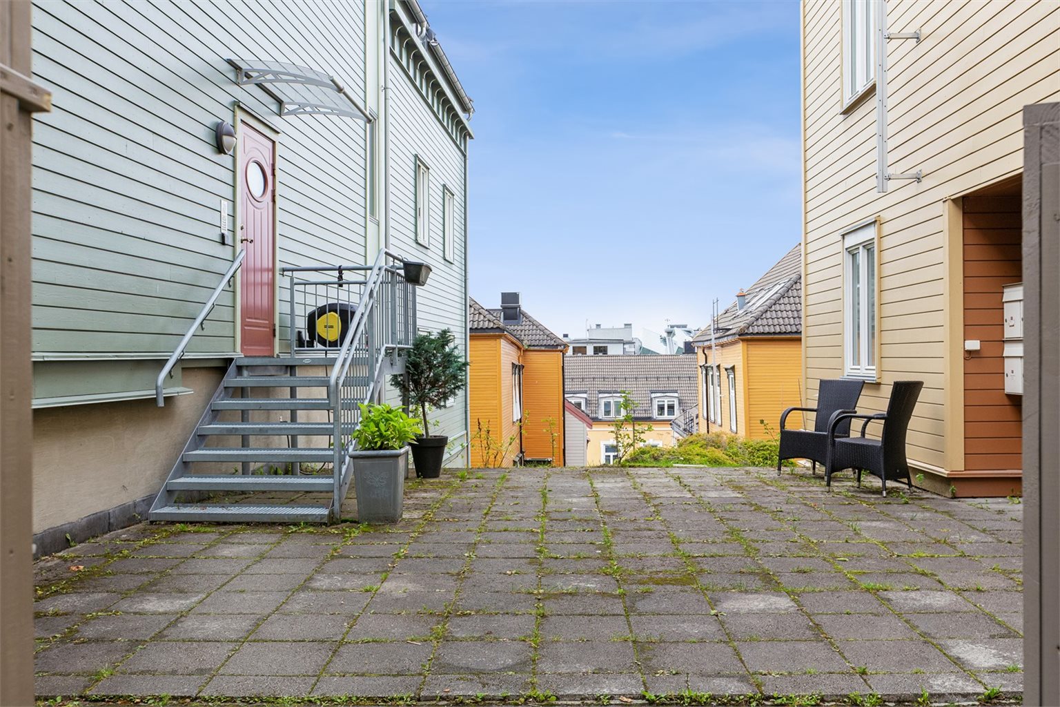 Leiligheten har en meget sentral beliggenhet på Møllenberg, med kort vei til både sentrum, studiesteder, servicetilbud og kollektivtransport.