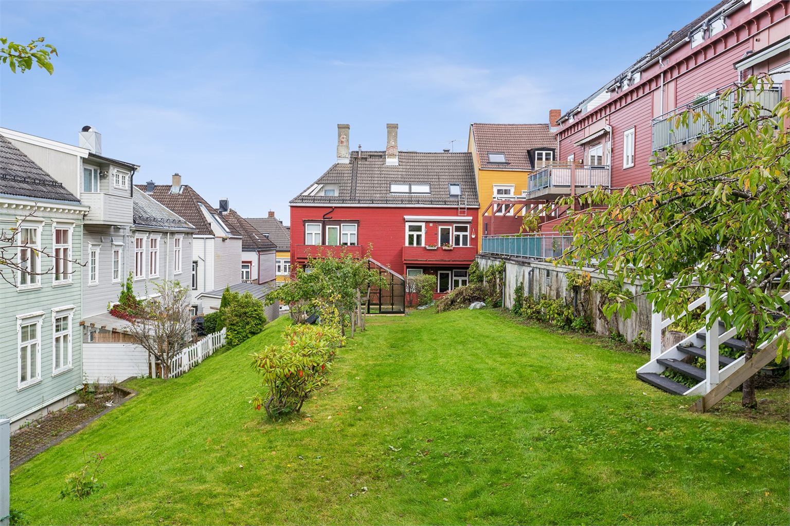 Selger fremhever spesielt det gode naboskapet, den hyggelige hagen og den sentrale plasseringen.