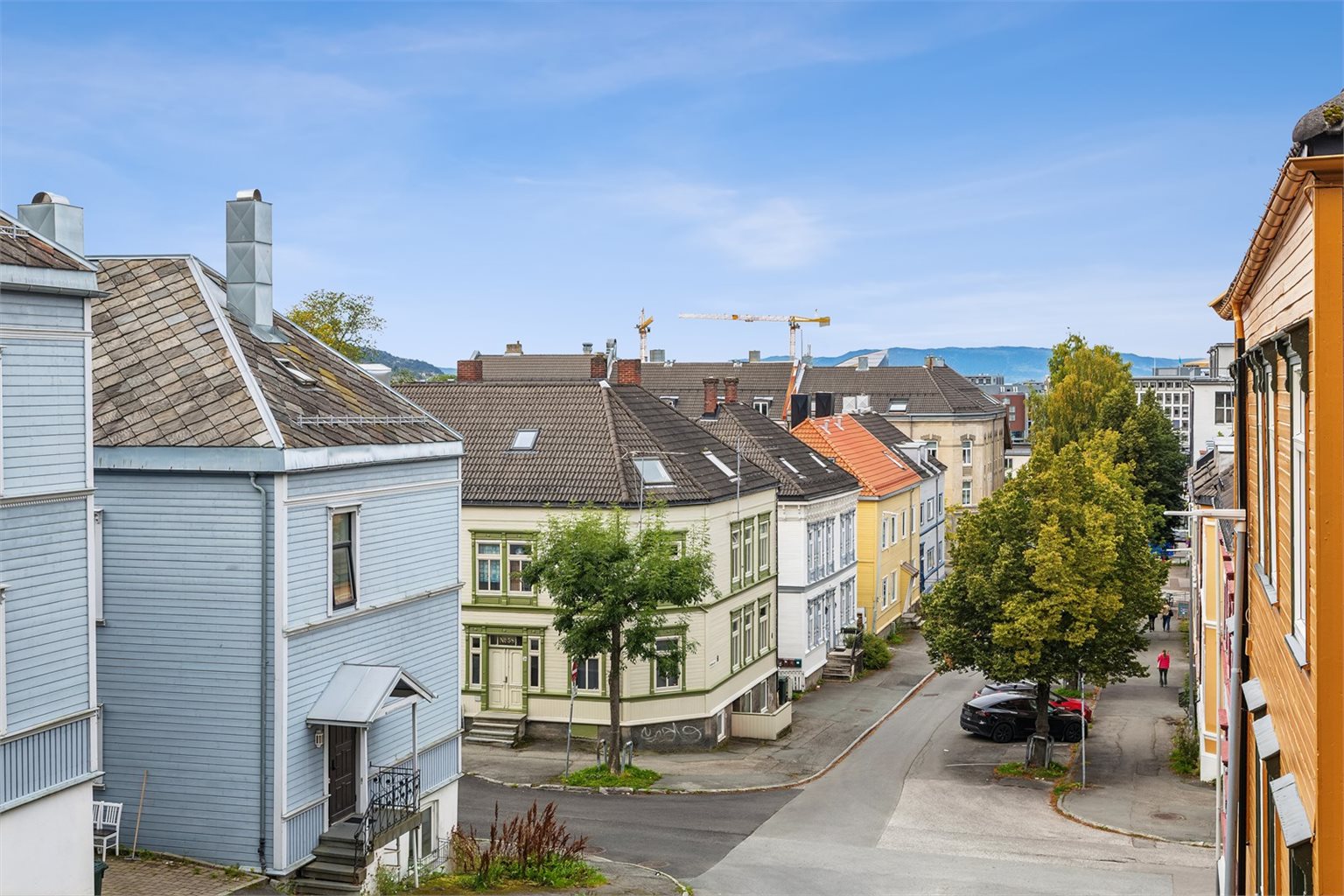 Her får du utsikt mot sjarmerende omgivelser og hyggelige nabolagsgater, samtidig kan man nyte vakre solnedganger fra egen uteplass.
