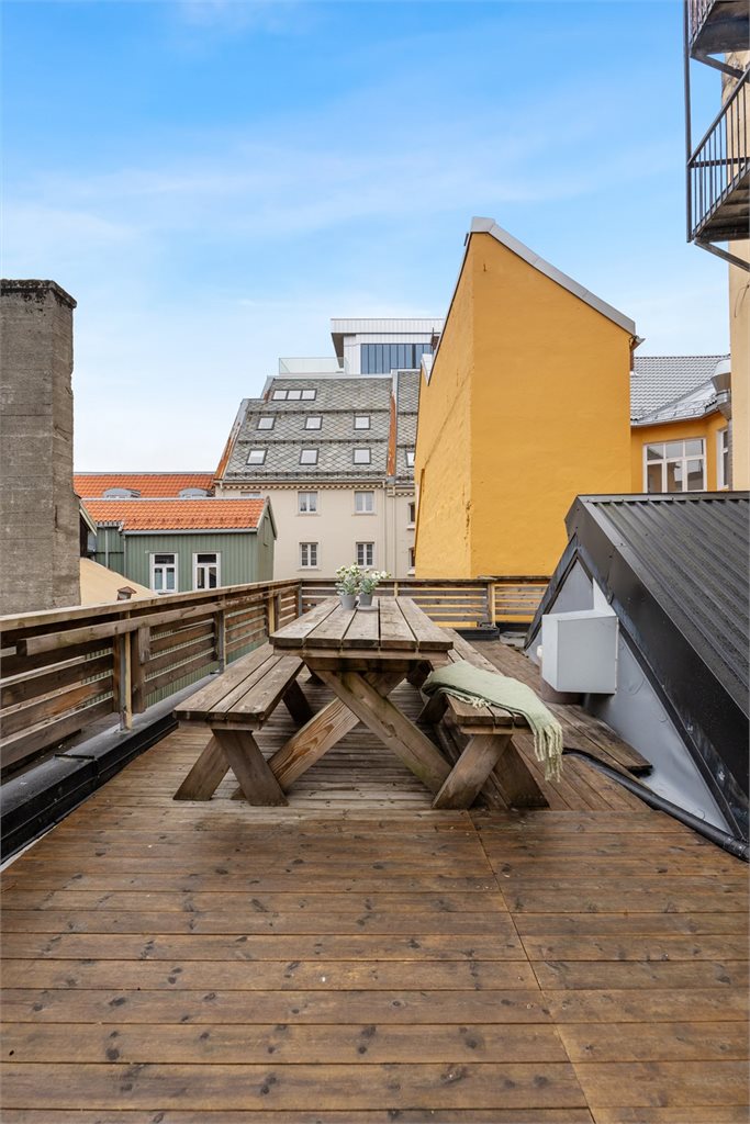 Like utenfor entreen ligger det en stor takterrasse som benyttes av de 3 boligseksjonene i bygget.