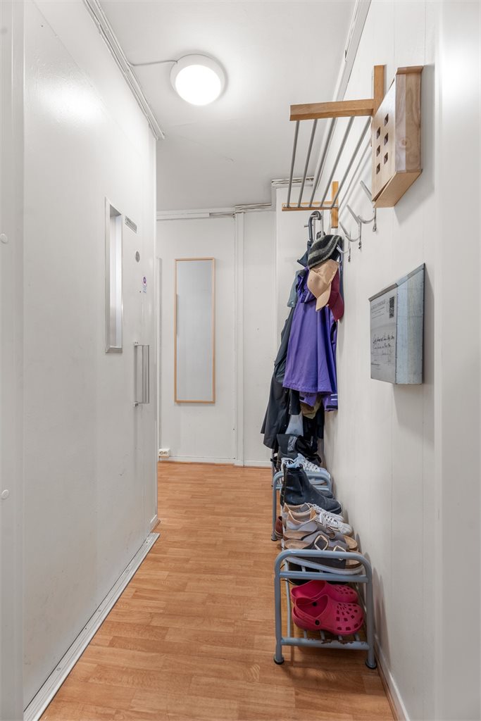 Inngangspartiet består av en gang på 6,5 m² med god plass til oppbevaring av sko og yttertøy.