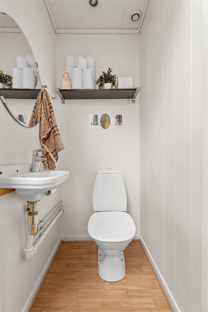 Adskilt fra badet er praktisk toalettrom. Rommet er ventilert ved mekanisk avtrekk, og i sin helhet vurdert til TG1 av takstmann. 