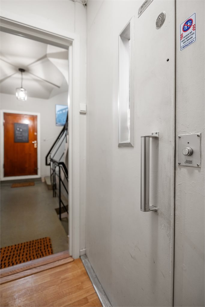 Inne i entreen er det heis som tar deg direkte til 1. etasje. Heisdøren har lås og det er kun beboerne i leiligheten som får tilgang til sin etasje. 