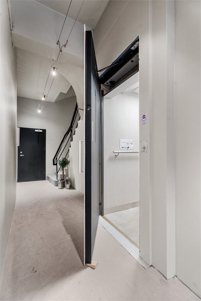 Med leiligheten følger det en praktisk kjellerbod på hele 15 m². 