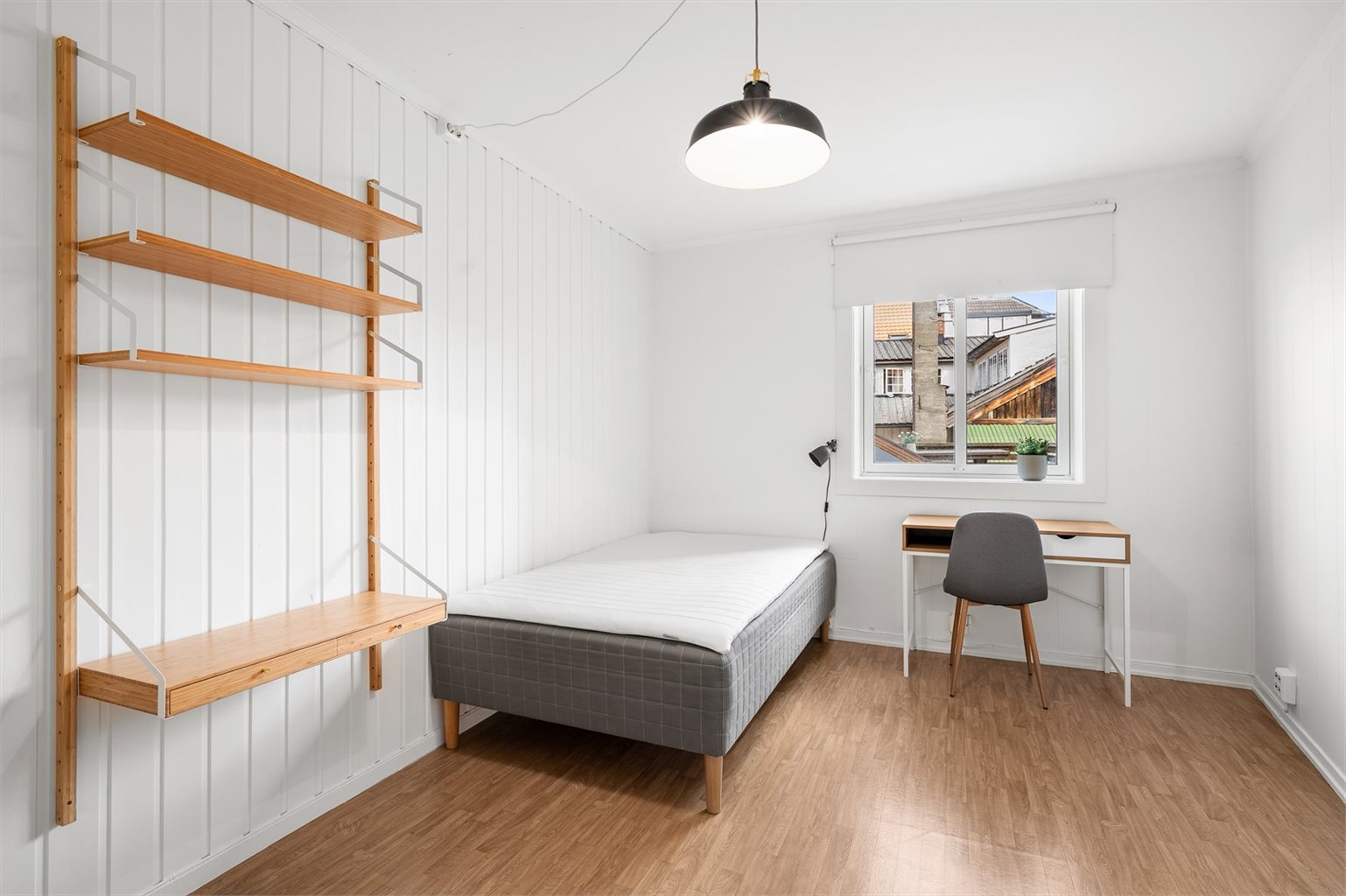 Det opprinnelige soverommet er romslig på 12 m² med god plass til dobbeltseng, garderobeløsning og ytterligere møblering etter eget ønske. 