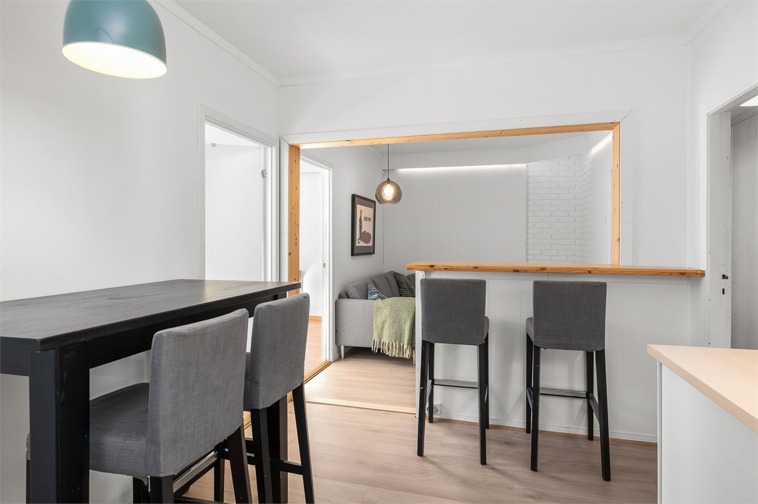 Mellom soverommene ligger kjøkken og stue på totalt 19 m².