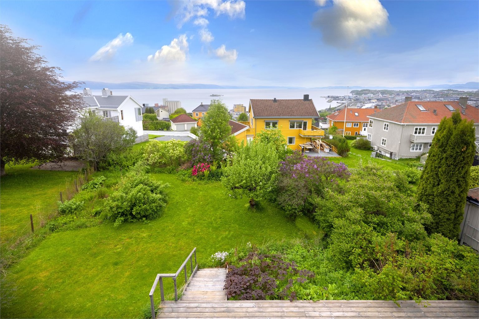 Fra kjøkkenet er det direkte utgang til en stor terrasse på 37 m², som gir en fin overgang videre til hagen.