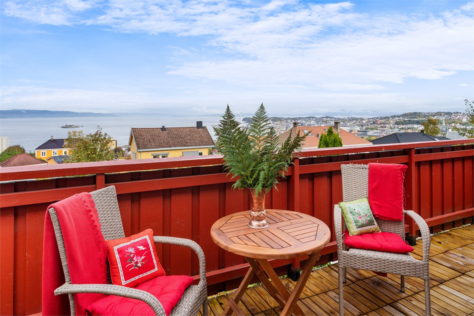 Balkongen er på 10m² og gir derfor godt med plass til ønsket møblering.